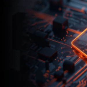 Ciemne tło technologiczne z świecącą pomarańczową kłódką na płycie głównej symbolizującą cyfrowe cyberbezpieczeństwo.