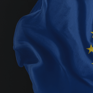 Macha flaga Unii Europejskiej z logotypem NIS 2 Network and Information Systems Directive symbolizująca wymogi art 21 dotyczące cyberbezpieczeństwa organizacji.
